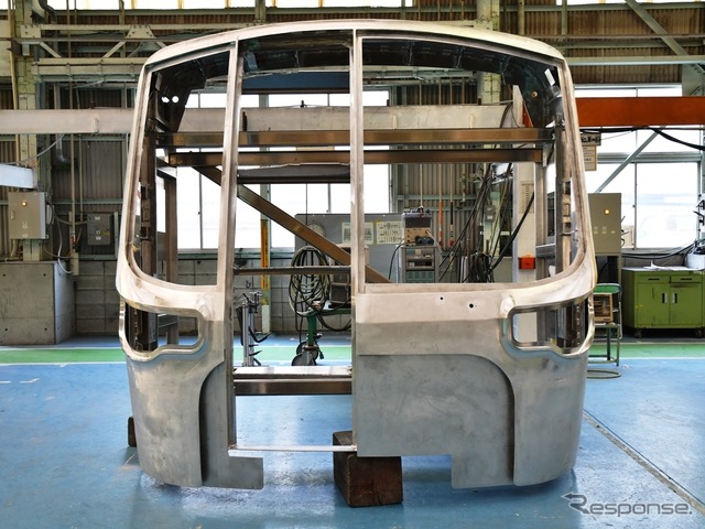 製造中の20000系先頭車(日立製作所笠戸事業所)。