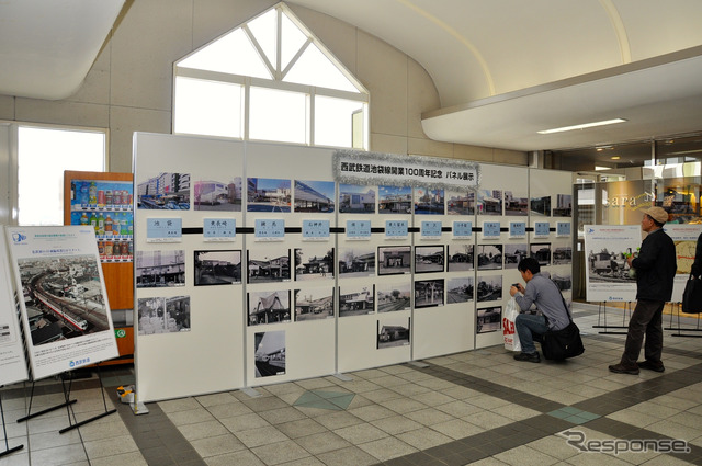 フィンランド独立100周年記念事業として飯能駅のリニューアルが計画された。写真は開業100周年を迎えたときの飯能駅（2015年4月）。