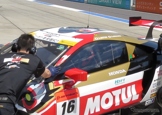 バトンが乗り、コースインする#16 NSX-GT。