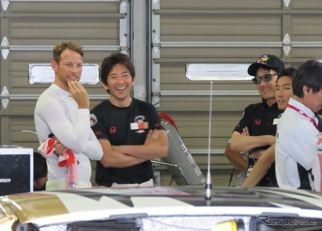 走行後、僚友ドライバーやスタッフたちとの話では笑顔も。