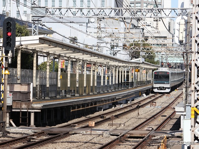 南新宿駅のホーム。