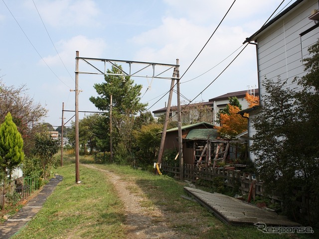 足柄駅と専売公社小田原工場を結んでいた専用鉄道は数十年前に廃止。今も架線柱が残っている。