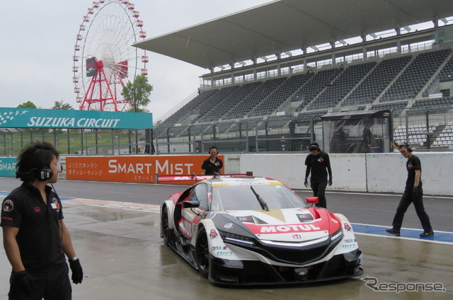 バトンを迎え入れて鈴鹿テストに参加した#16 NSX。