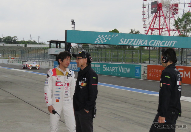 手塚監督(中央右)と話す武藤英紀。
