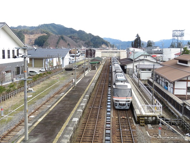 高山本線の飛騨古川駅に停車中のキハ85系特急『ひだ』。そう遠くない将来、この駅に停車するキハ85系の姿は「次期特急車両」に置き換わることになる。