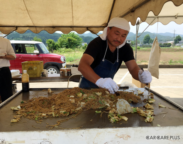 屋台コーナーでは、焼きそばなどを無料で提供！
