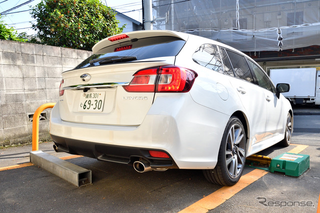 駐車場で車止めや後方の障害物を確認するにはリアカメラが必須。特にバンパーの真下を確認できる「トップビュー」は便利だ。