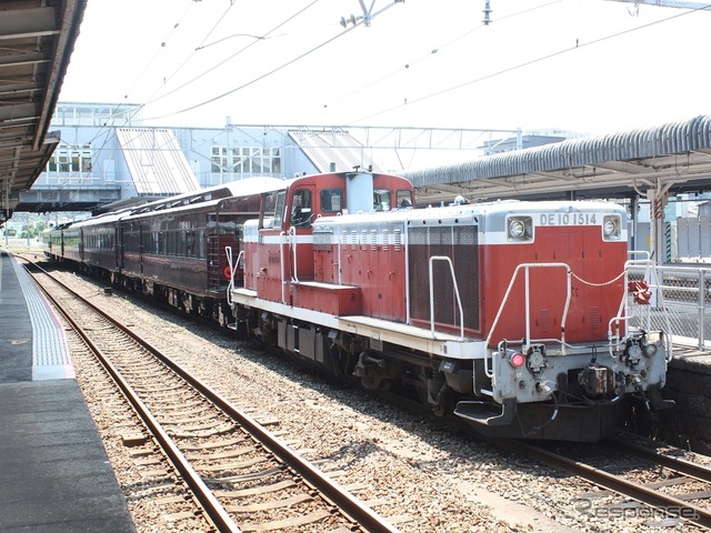 9月2日から『やまぐち号』の運用に入る新型客車の35系（後方）。