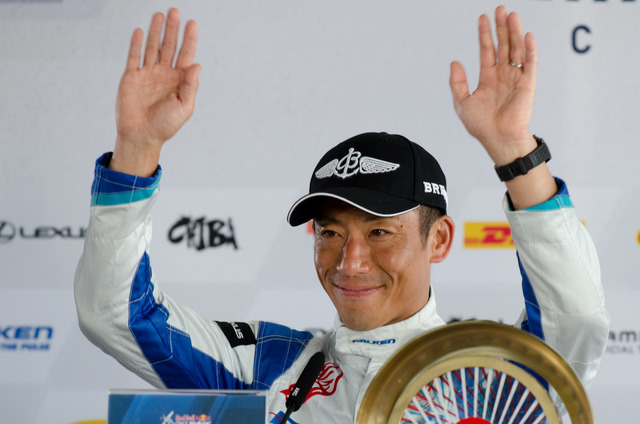 レッドブル・エアレース千葉2017で優勝した室屋義秀(2017年6月4日)