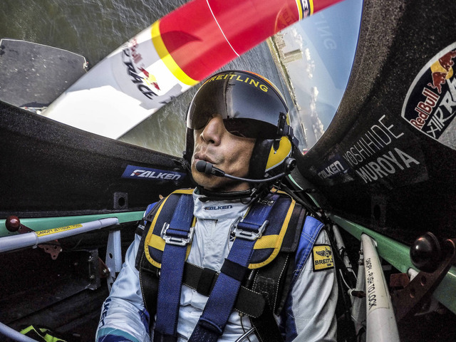 レッドブル・エアレース千葉2017で優勝した室屋義秀(2017年6月3日)