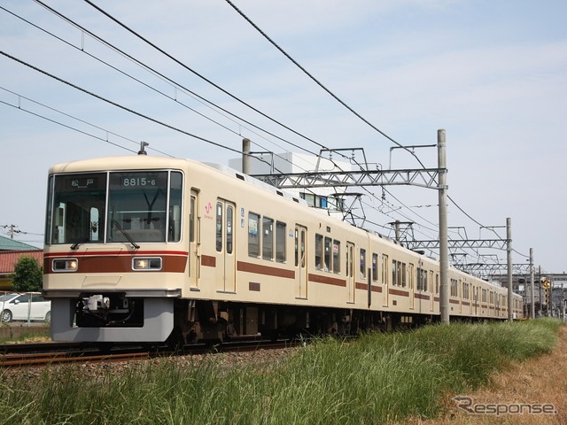 8000形の2代目塗装は8800形(写真)でもほぼ同様のものが採用された。「ベージュ+茶色細帯」は新京成の「標準色」になった。