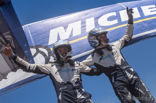 優勝したタナク(右)とコ・ドライバーのM.ヤルヴェオヤ。