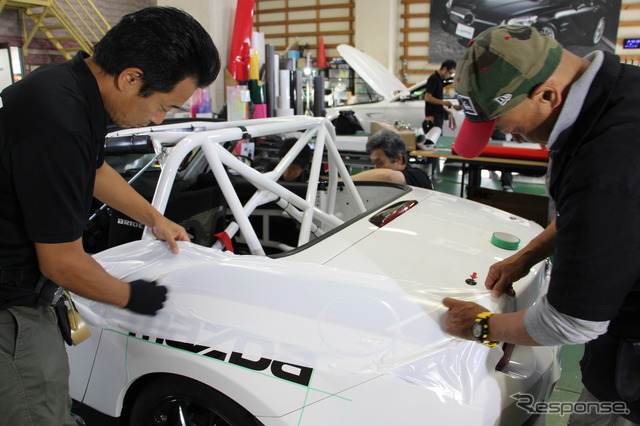 【MX-5カップジャパン 第3戦】レスポンス号、ド派手に大変身!ラッピング施工現場に密着…YMG1