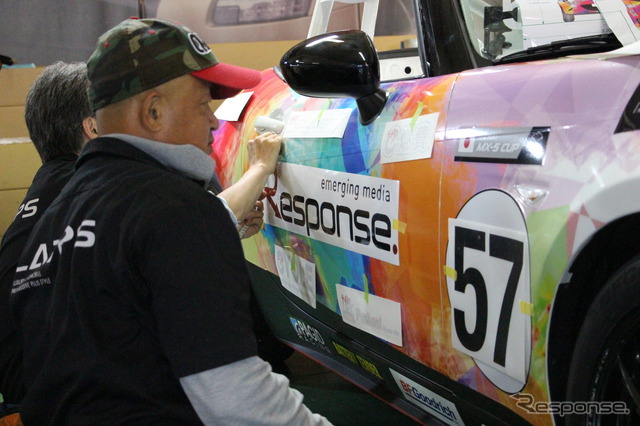 【MX-5カップジャパン 第3戦】レスポンス号、ド派手に大変身!ラッピング施工現場に密着…YMG1