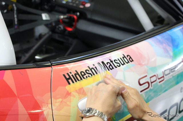 【MX-5カップジャパン 第3戦】レスポンス号、ド派手に大変身!ラッピング施工現場に密着…YMG1