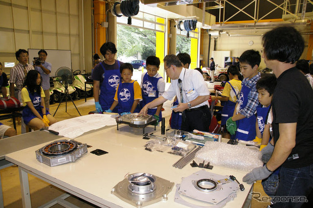 モーターを組み立てる…中学生EV教室