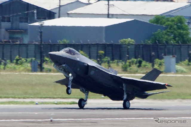 F-35Aが名古屋空港に戻ってきたのは約2時間後。近くにあり、自衛隊のテストフライトを担当する部隊がある岐阜基地にも寄り道をしたようだ。