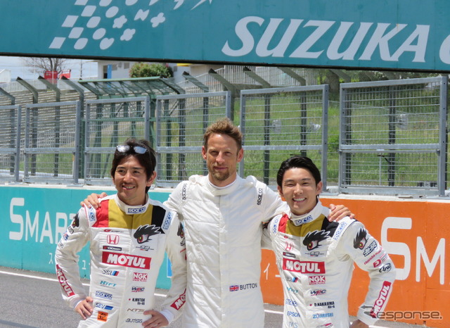 #16 NSXを駆る(左から)武藤英紀、バトン、中嶋大祐。