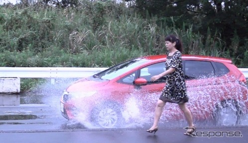 40km/hで走行時の「水はね」