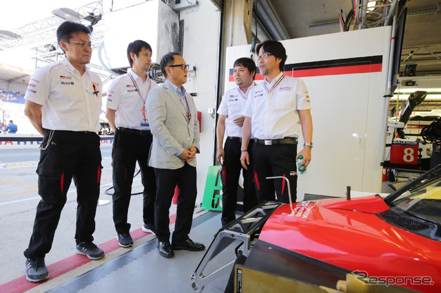 村田久武・開発リーダー(右端)らとルマンのピットで話す豊田社長(中央)。