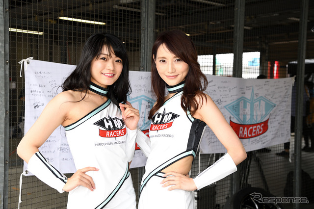 MX-5カップジャパン第3戦、HIROSHIMA MAZDAのレースクイーン中野美咲さん(左)とMIKAさん