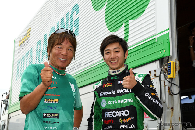 MX-5カップジャパン第3戦で優勝したCircuit WOLF&KOTAの吉田綜一郎選手(右)と漫画家の池沢早人師先生