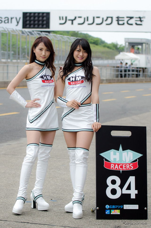 MX-5カップジャパン第3戦、HIROSHIMA MAZDAのレースクイーン中野美咲さん(右)とMIKAさん