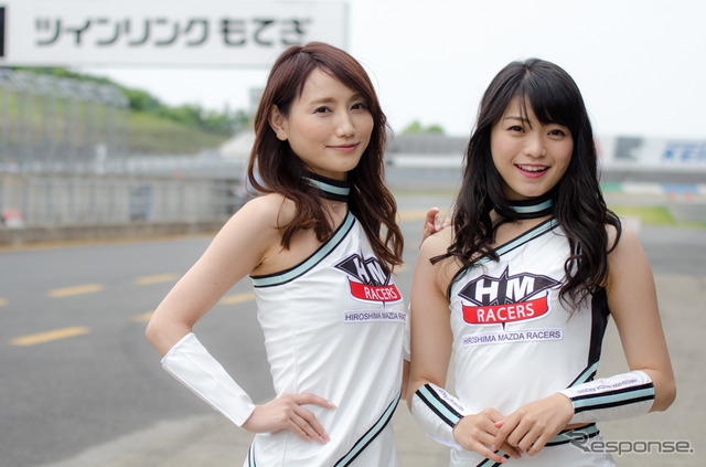 MX-5カップジャパン第3戦、HIROSHIMA MAZDAのレースクイーン中野美咲さん(右)とMIKAさん