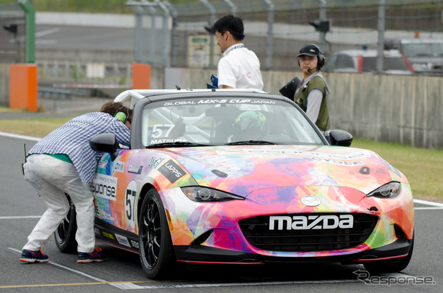 MX-5カップジャパン第3戦、漫画家の池沢早人師先生がレスポンスチームの松田秀士選手に声をかける