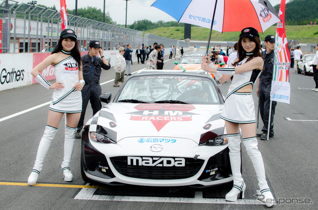 MX-5カップジャパン第3戦、HIROSHIMA MAZDAのレースクイーン中野美咲さん（左）とMIKAさん