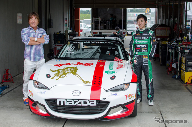 MX-5カップジャパン第3戦、Circuit WOLF&KOTAの吉田綜一郎選手(右)と漫画家の池沢早人師先生
