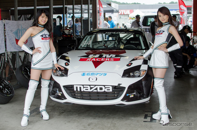 MX-5カップジャパン第3戦、HIROSHIMA MAZDAのレースクイーン中野美咲さん(左)とMIKAさん