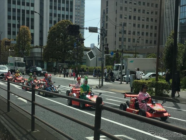 都心をカートで日本を楽しむ人々(港区)