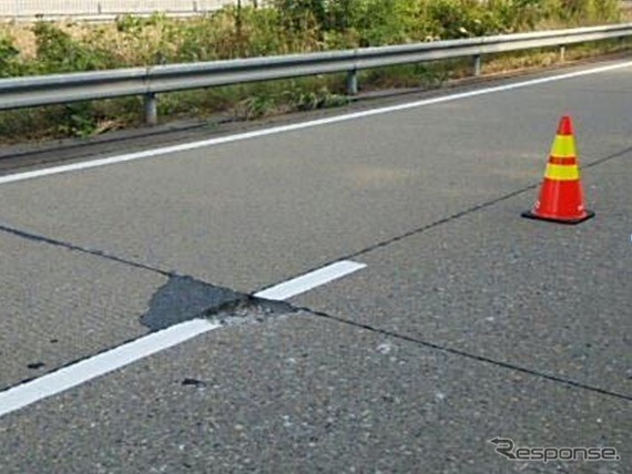 コンクリート舗装の路面がはがれた現場。アスファルトで補修された部分は14年に同様の事象があった場所