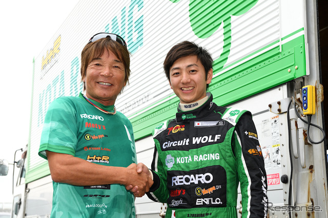 MX-5カップジャパン第3戦、KOTA RACINGの吉田綜一郎選手（右）と漫画家の池沢早人師先生