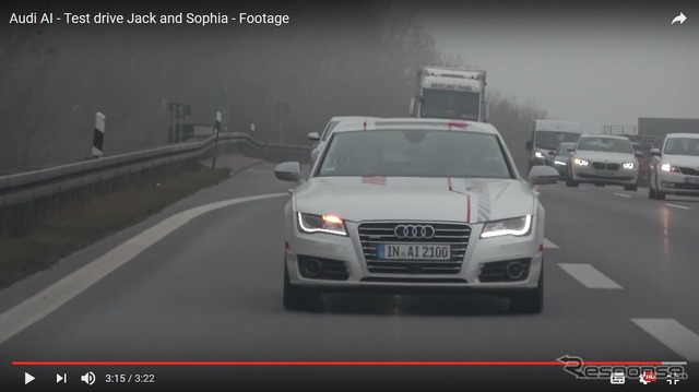 A7スポーツバックベースのアウディの自動運転開発プロトタイプ車が、女性AI(人工知能)ロボットを助手席に乗せて、高速道路でテスト走行