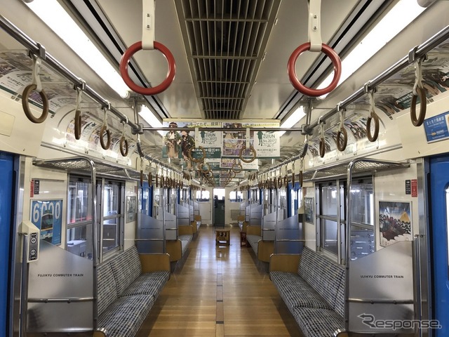 車内も中づり広告で「艦これ」をPR。