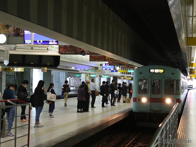 西鉄福岡（天神）駅のホーム。2021年度をめどにホームドアが整備される。