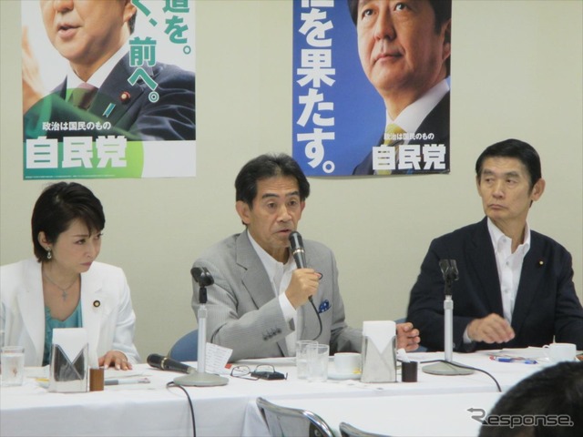 自民党二輪車問題対策PT　左からじゅん子事務局長、逢沢一郎座長、今村雅弘幹事長（21日・永田町）