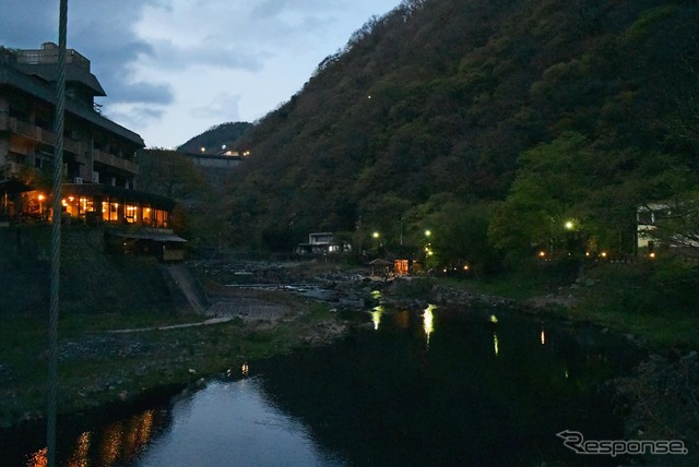 夕暮れの湯原温泉。