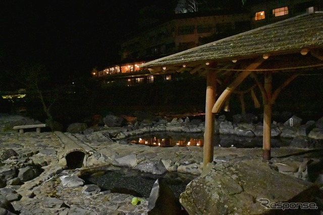 旅館の光を水面に映す美人の湯。