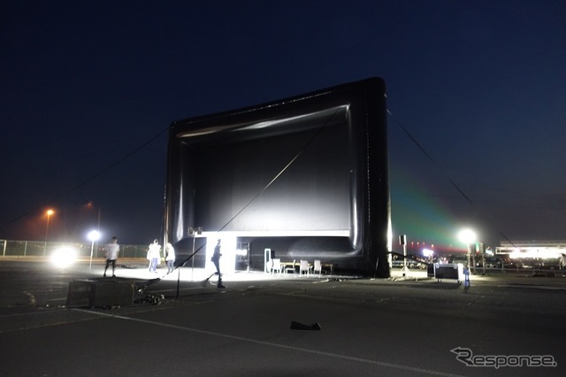 今回上映で使用されたスクリーン。サイドからエアーが送られ、大きな風船のような構造になっていた。ドライブは映画を見るためのプロローグ(フィガロドライブイン・シアター開催)