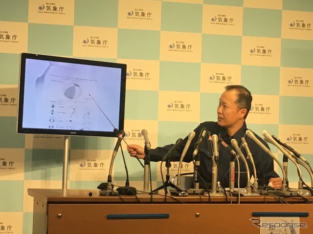 会見を行う地震火山部・松森敏幸地震津波監視課長(25日・大手町)