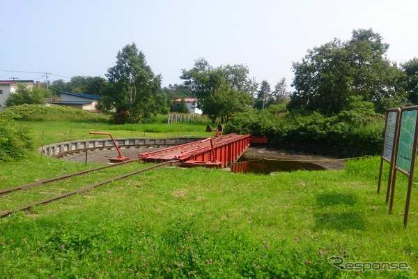 旧標津線根室標津駅付近に残る、手押しの転車台。