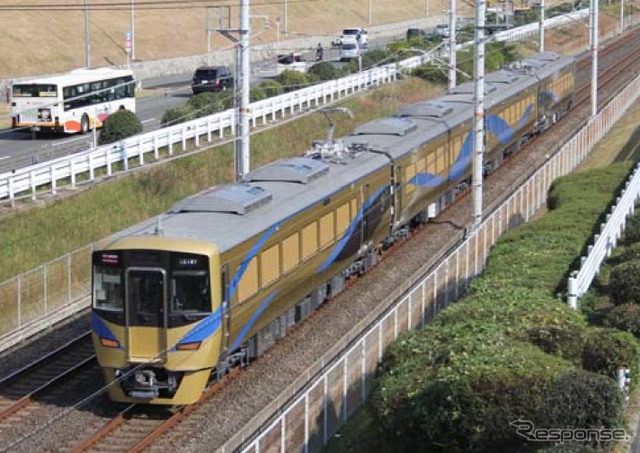 ツアーでは光明池車庫へのアクセスとして特急『泉北ライナー』（写真）を利用する。