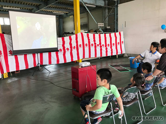 大型スクリーンでゲームを楽しむ地元の子供たち