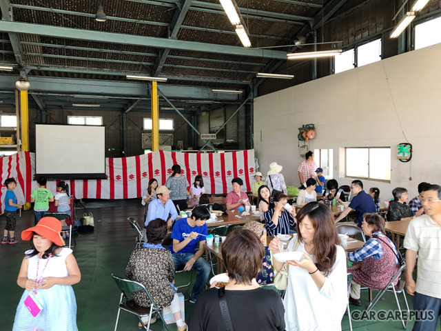 ユサワ自動車の整備工場を解放！　大勢の来場者たちが、ちょっと早い夏祭りを楽しんだ