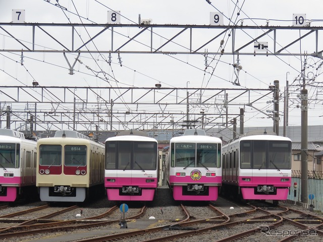 くぬぎ山車両基地で他の車両と並ぶ「ふなっしートレイン」