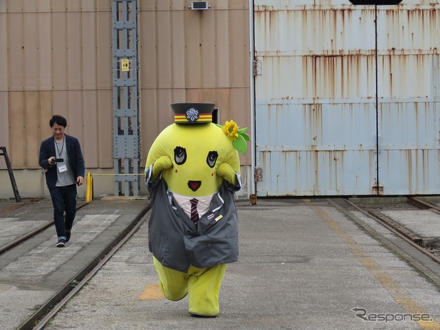 出発式の会場に向かって走ってきた「ふなっしー」。新京成の制服を着込んでいた。