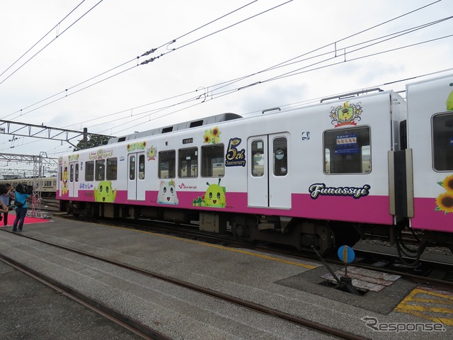先頭車(8816-6)の車体側面。兄弟の「ふにゃっしー」「ふなごろー」も描かれている。